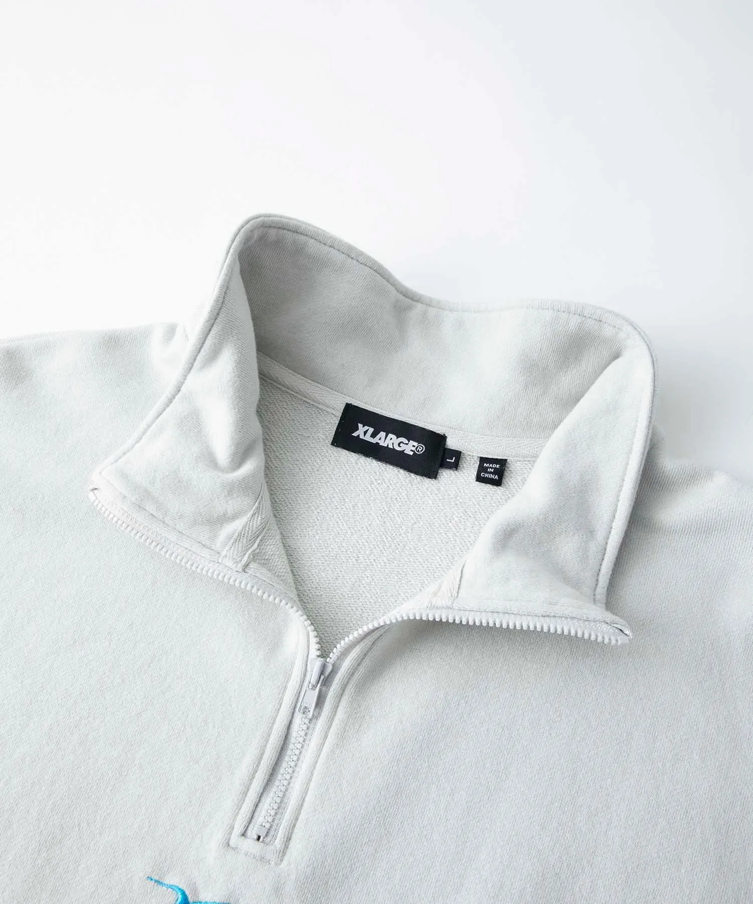 EMBROIDERY LASER HALF ZIP SWEAT